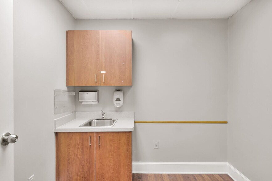 More Photos Of 1201-1203 Colonial Commons Ct, Lancaster Medical For Lease