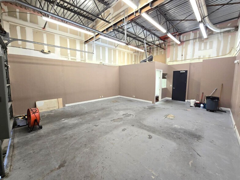 More Photos Of 11931-11971 NW 37th St, Coral Springs Warehouse For Lease