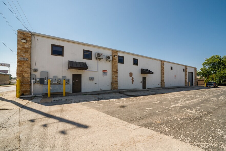 More Photos Of 302 Casa Blanca St, San Antonio Warehouse For Sale
