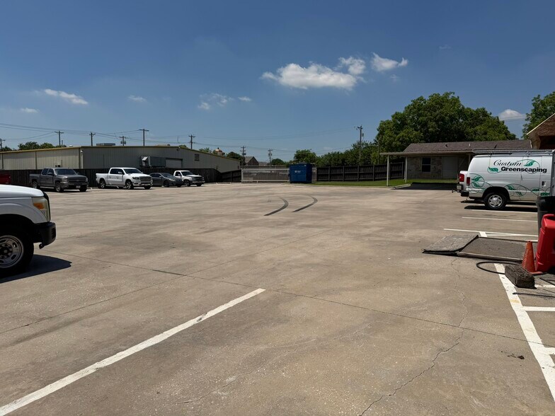 More Photos Of 414 N Kealy Ave, Lewisville Office For Sale