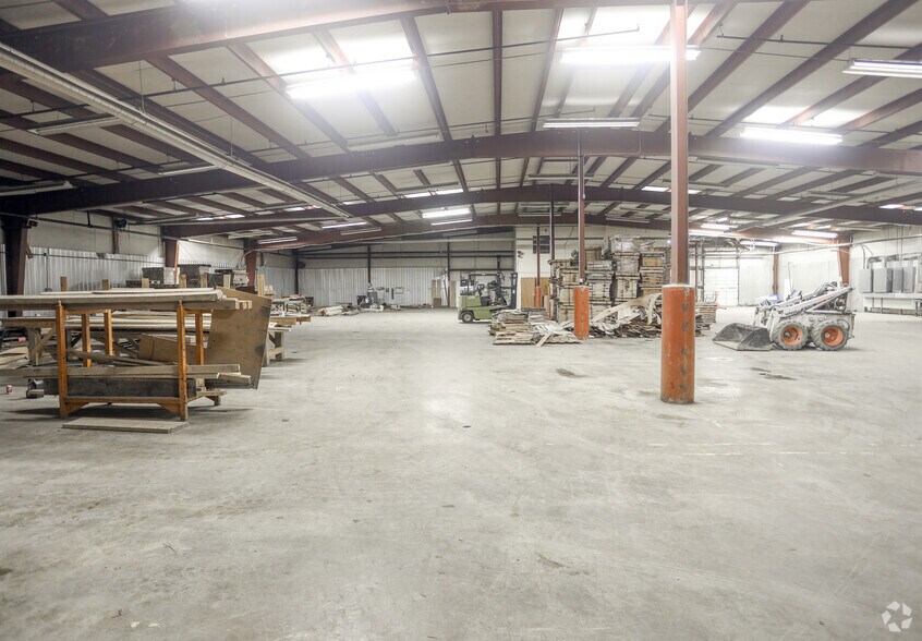 More Photos Of 908-918 E Franklin St, Hartford City Manufacturing For Lease