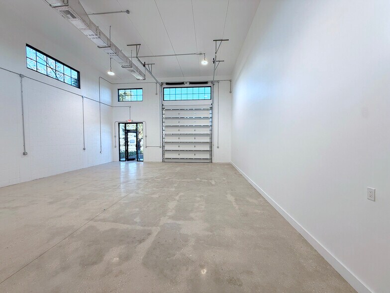 More Photos Of 348 SE Florida St, Stuart Flex For Lease