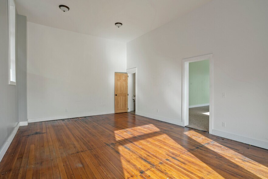 More Photos Of 226-228 Sargeant St, Holyoke Storefront For Lease