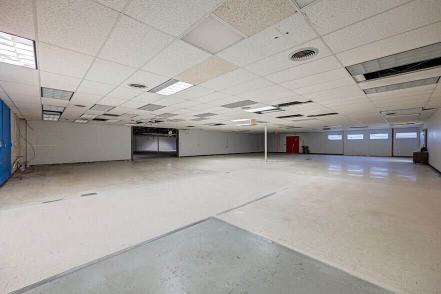 More Photos Of 20 Willow Springs Cir, York Warehouse For Lease