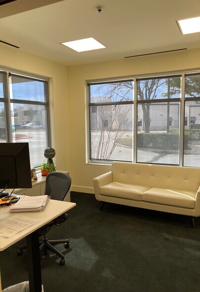 More Photos Of 4300 Marsh Ridge Rd, Carrollton Showroom For Lease