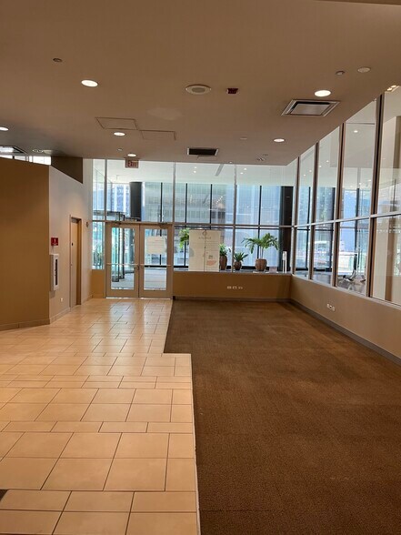 More Photos Of 300 S Riverside Plz, Chicago Office For Lease