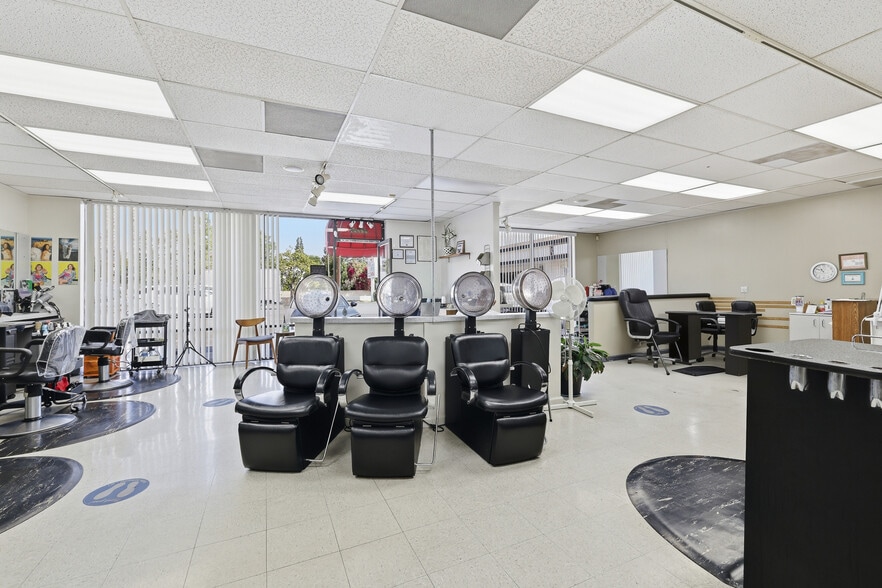 More Photos Of 22720-22742 Roscoe Blvd, West Hills Freestanding For Lease