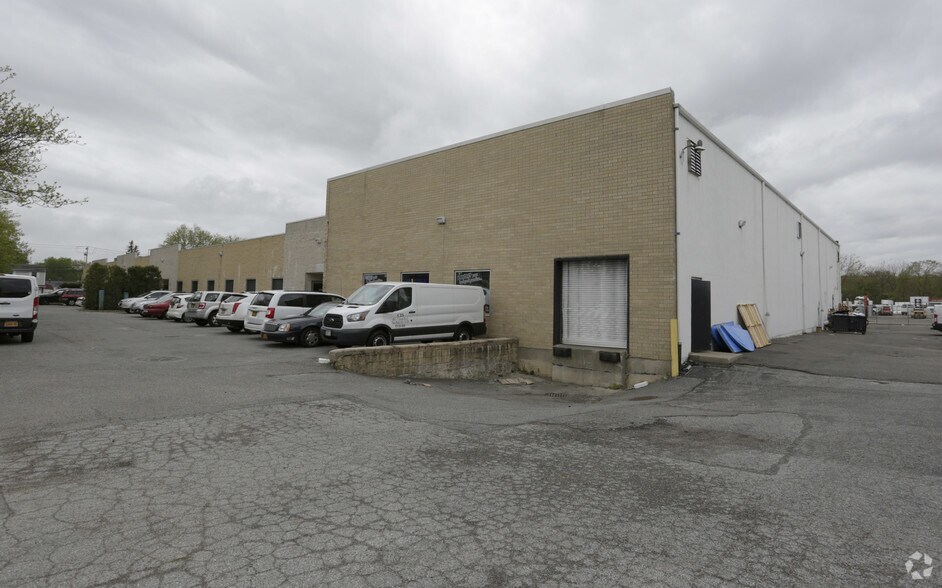 More Photos Of 681 Grand Blvd, Deer Park Warehouse For Lease