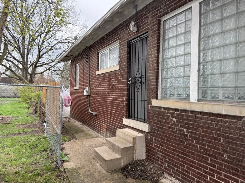 More Photos Of 2637 Sullivant Ave, Columbus Freestanding For Lease