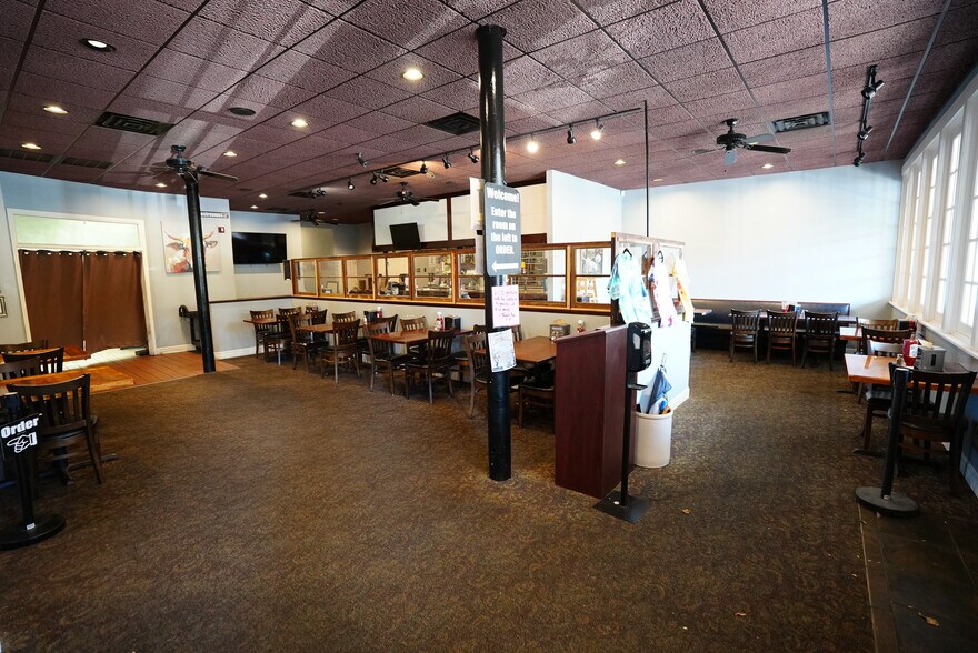 More Photos Of 101 Court Sq, Abbeville Restaurant For Sale