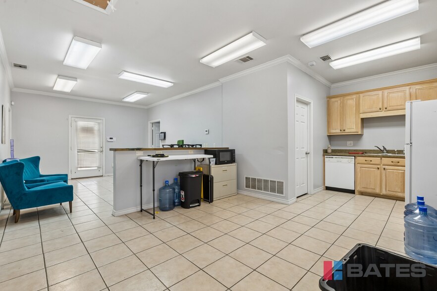 More Photos Of 423 Gautney St, Garland Showroom For Lease