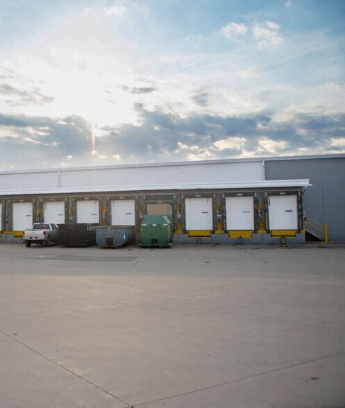 More Photos Of 927 N 19th Ave E, Newton Warehouse For Lease