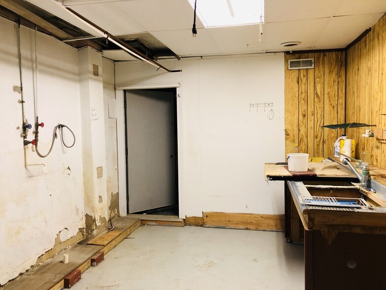 More Photos Of 120-122 W Broadway St, New Lexington Office For Lease