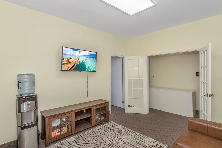 More Photos Of 219 Mineola Blvd, Mineola Office For Lease