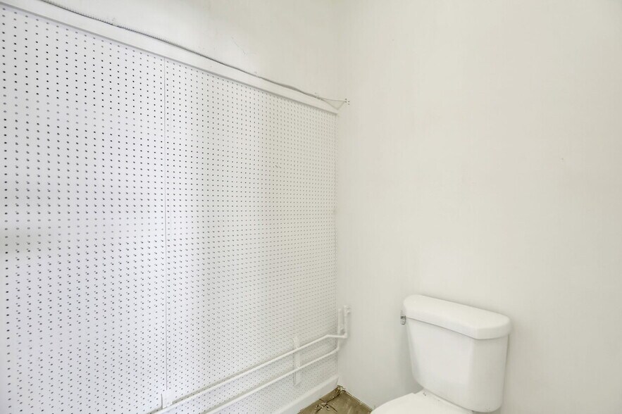 More Photos Of 2203 Skidaway Rd, Savannah Freestanding For Sale