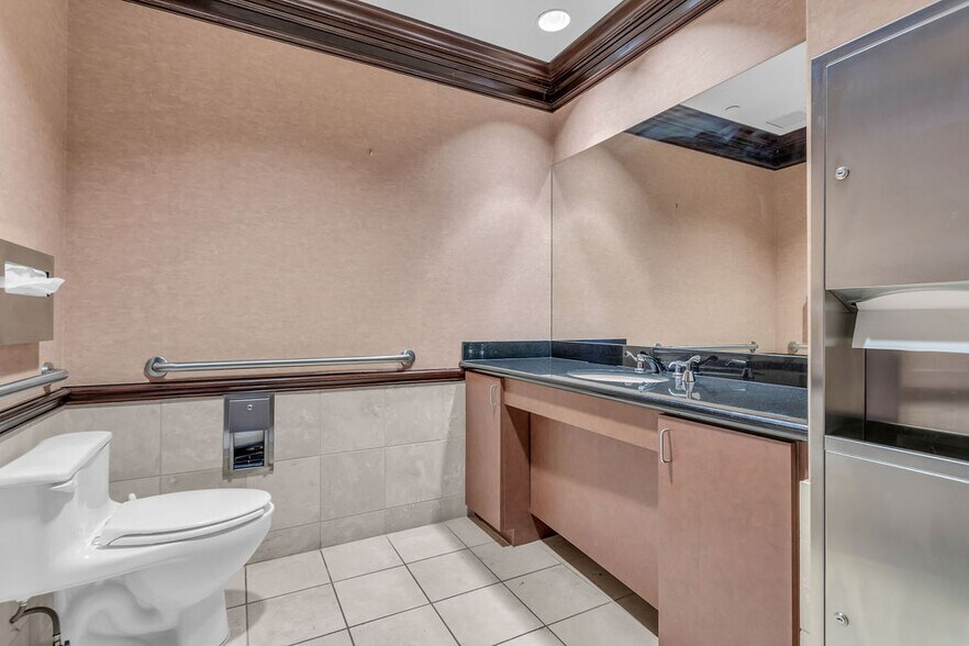 More Photos Of 5800 W Northwest Hwy, Dallas Office For Sale