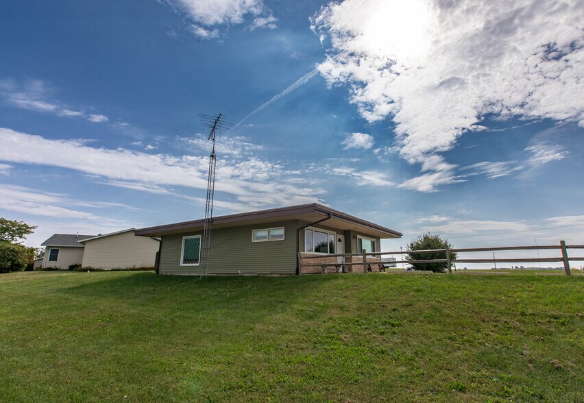 More Photos Of 308 Dale Dr, Montfort General Retail For Sale