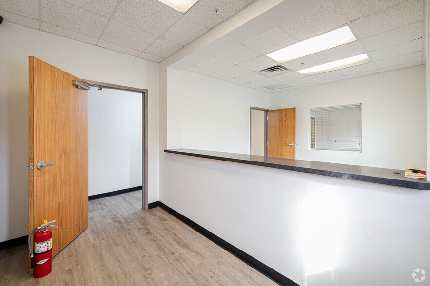 More Photos Of 2910-2930 Maine Ave, Lakeland Distribution For Sale