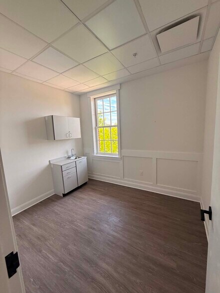More Photos Of 3320 Thomasville Rd, Tallahassee Bank For Lease