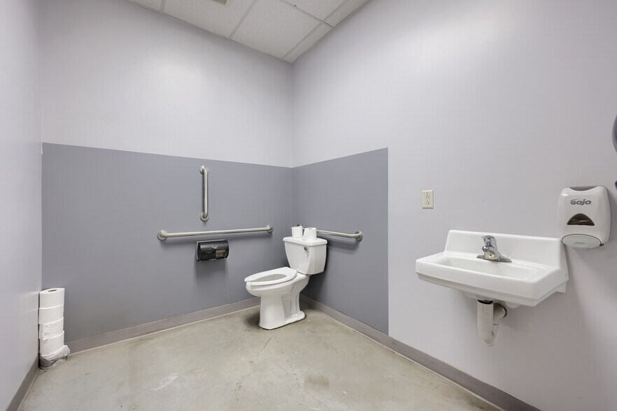 More Photos Of 608 Fairview Rd, Manheim Specialty For Lease