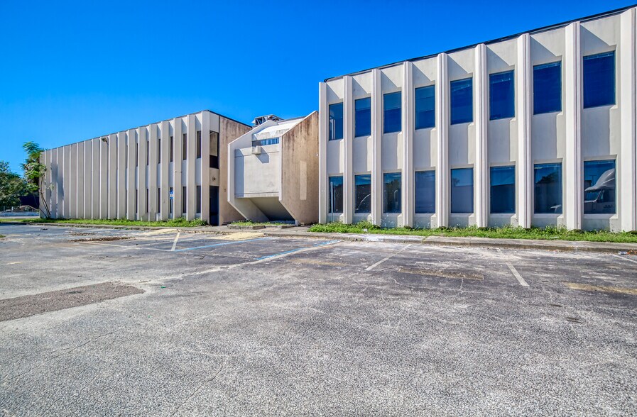 More Photos Of 6501 Arlington Expy, Jacksonville Office Residential For Lease