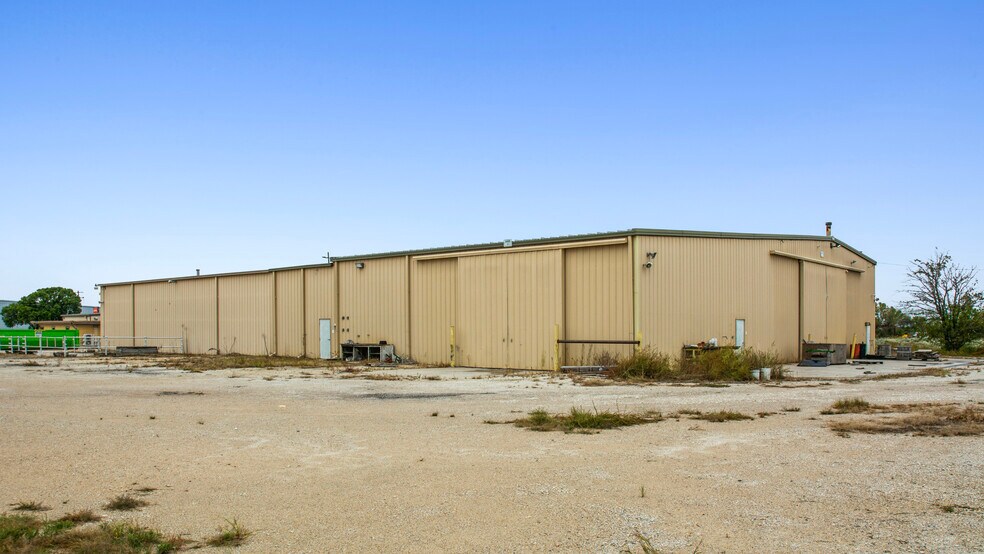 More Photos Of 2701 N State St, Iola Showroom For Sale