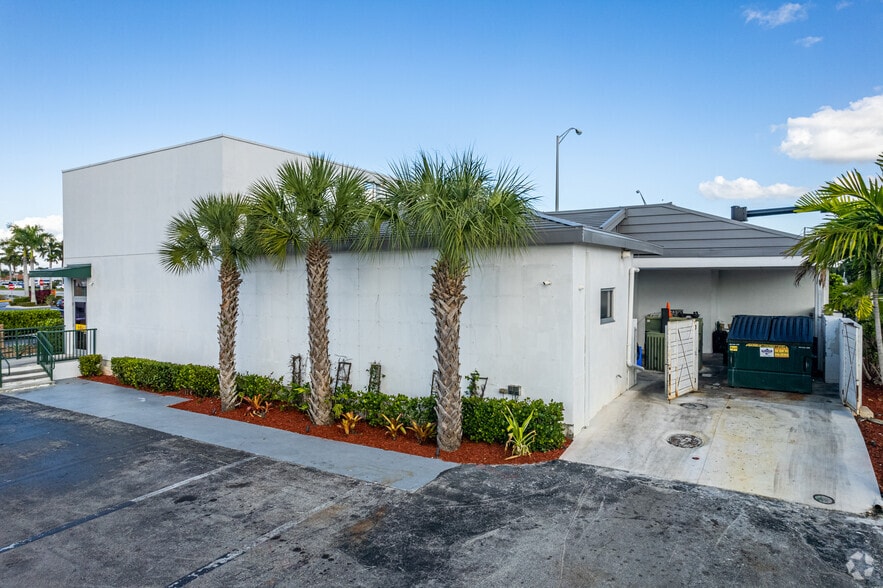 Primary Photo Of 4255 Tamiami Trl N, Naples Restaurant For Lease