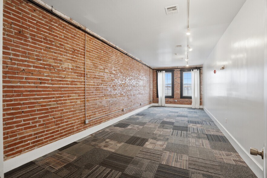 More Photos Of 122 E Randolph Ave, Enid Storefront Retail Residential For Sale