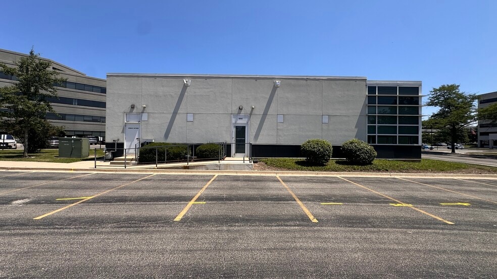 More Photos Of 444 Skokie Blvd, Northbrook Bank For Lease