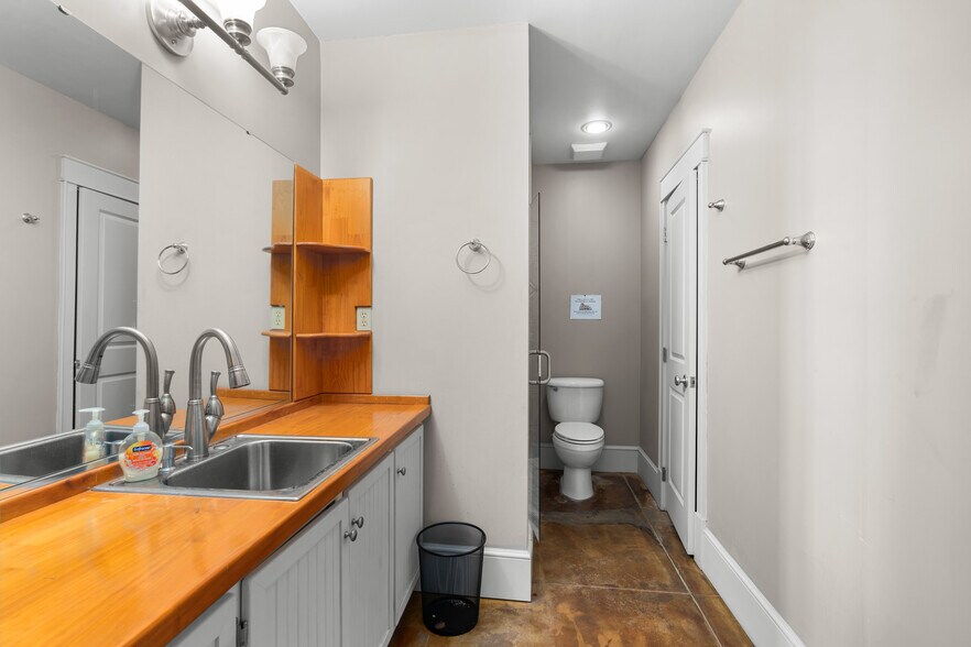 More Photos Of 939 N Magnolia Ave, Ocala Freestanding For Sale