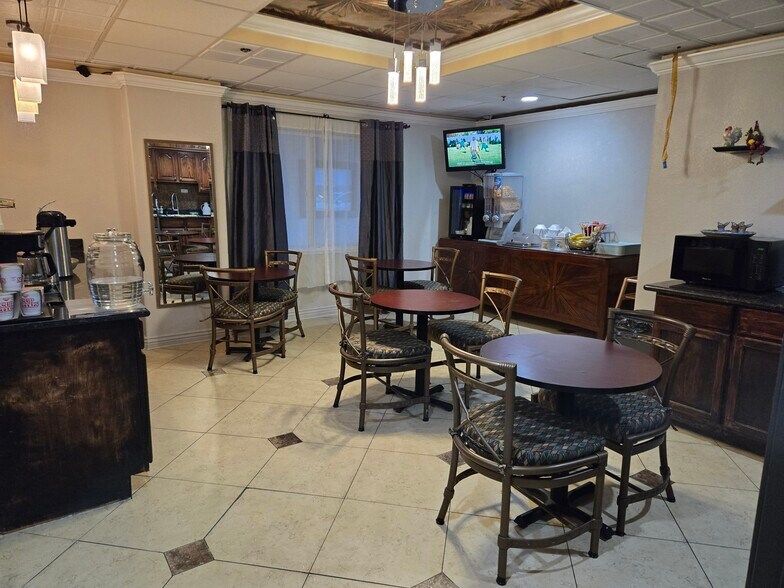 More Photos Of 8350 Razorback Rd, Colorado Springs Hotel For Sale