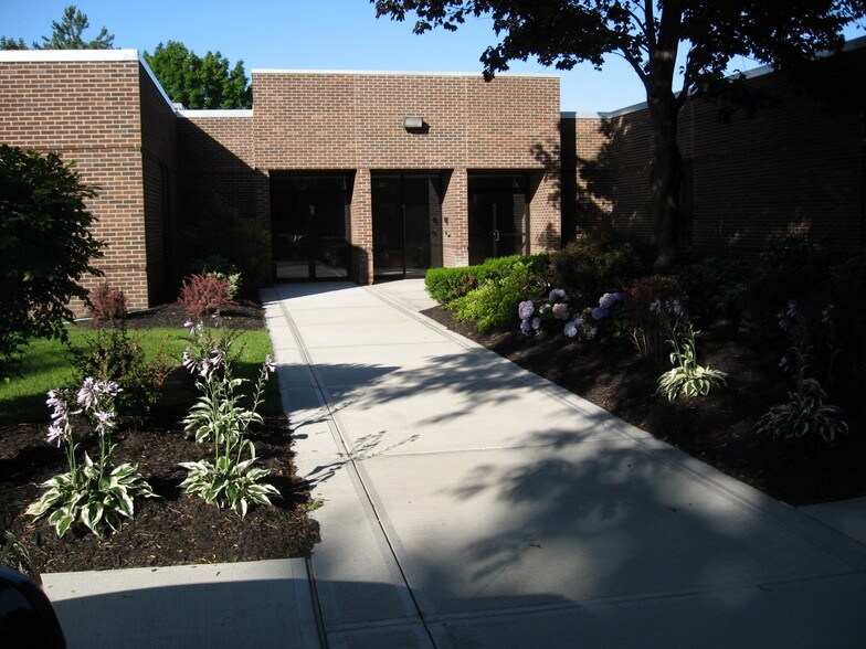 More Photos Of 17 Computer Dr W, Albany Office For Lease