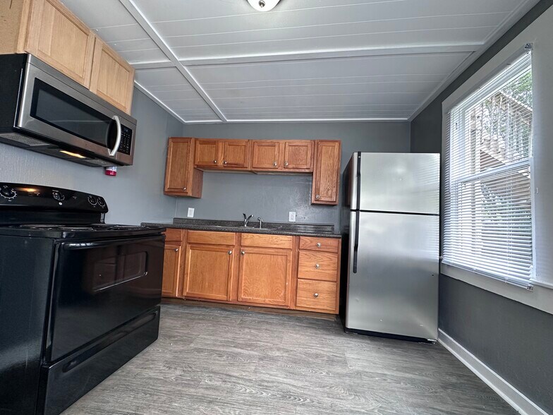 More Photos Of 1106 Esplanade St, Marshall Apartments For Sale