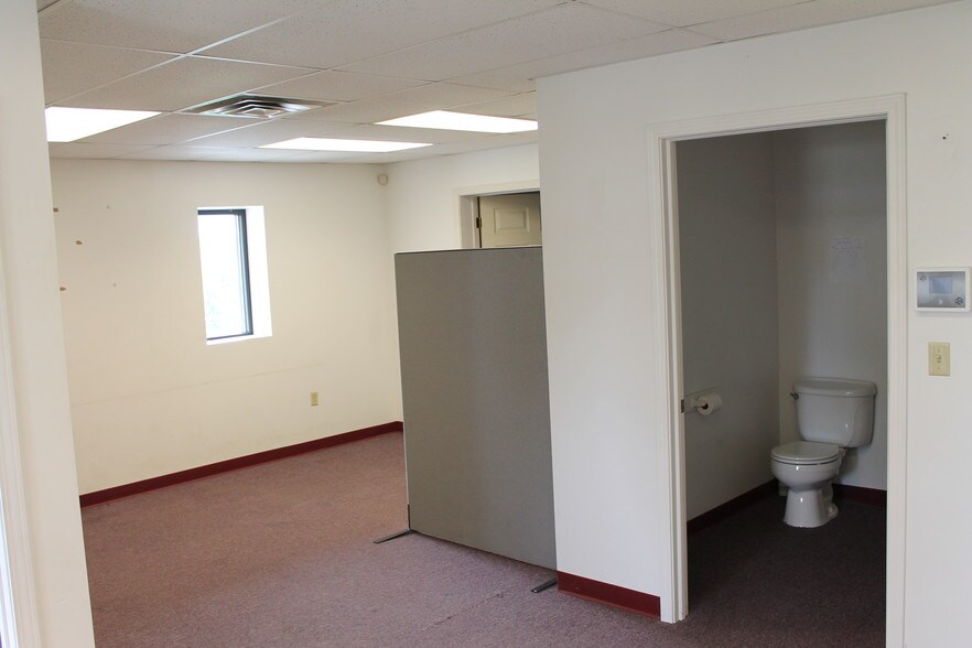 More Photos Of 3143 Main St, West Middlesex Storefront Retail Office For Lease