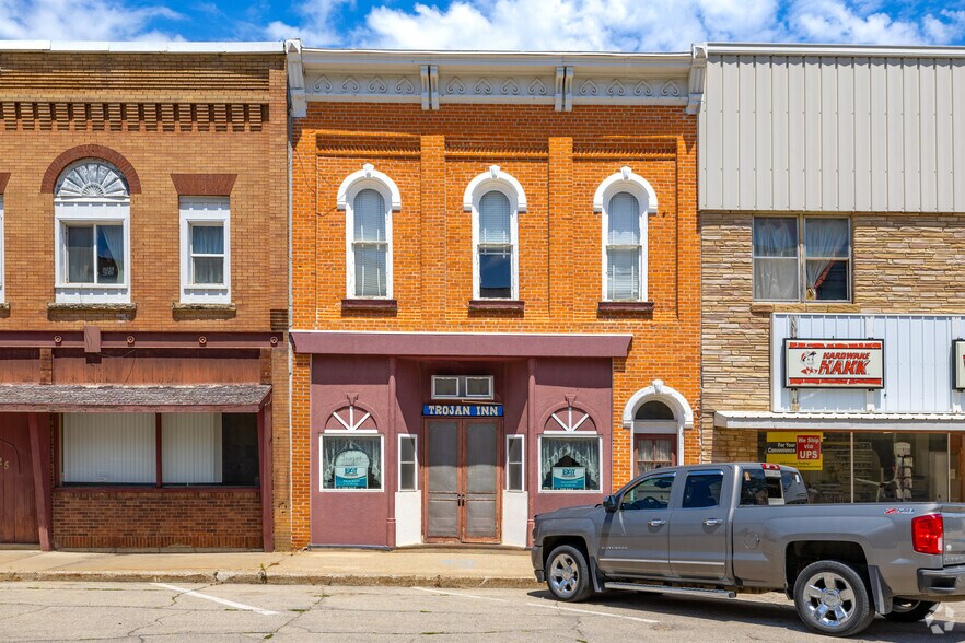 Primary Photo Of 127 E High St, Toledo Restaurant For Lease