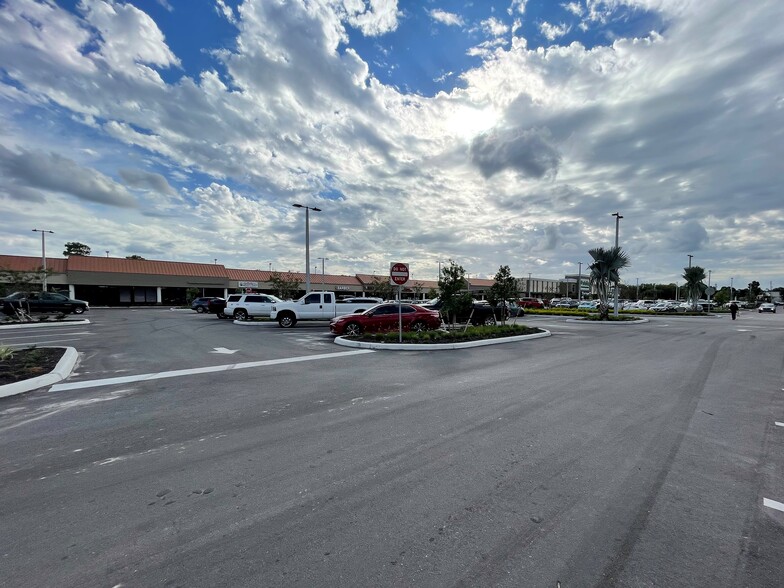More Photos Of 14561 Palm Beach Blvd, Fort Myers General Retail For Lease