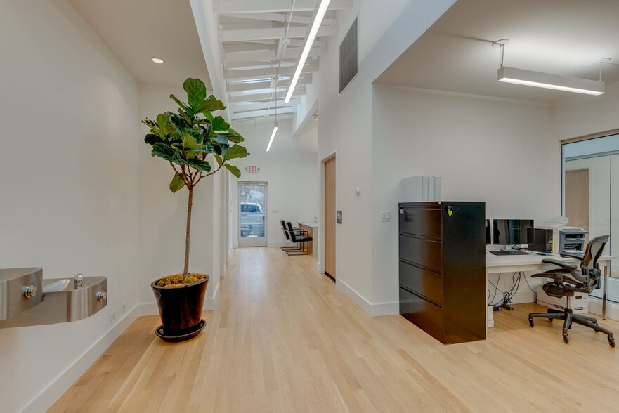 More Photos Of 407 Humphreys St, Nashville Office For Lease