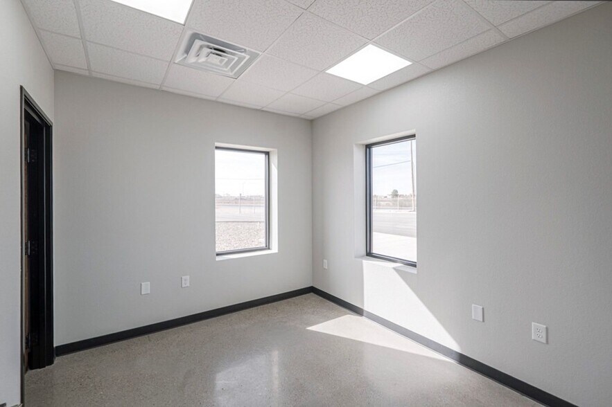 More Photos Of 5261 W Murphy St, Odessa Industrial For Lease