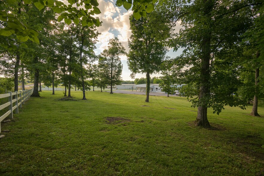 More Photos Of 2533 Highway 41A S, Shelbyville Showroom For Sale