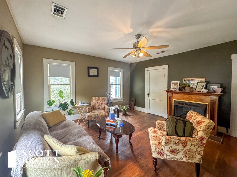 More Photos Of 821 N Locust St, Denton Restaurant For Sale