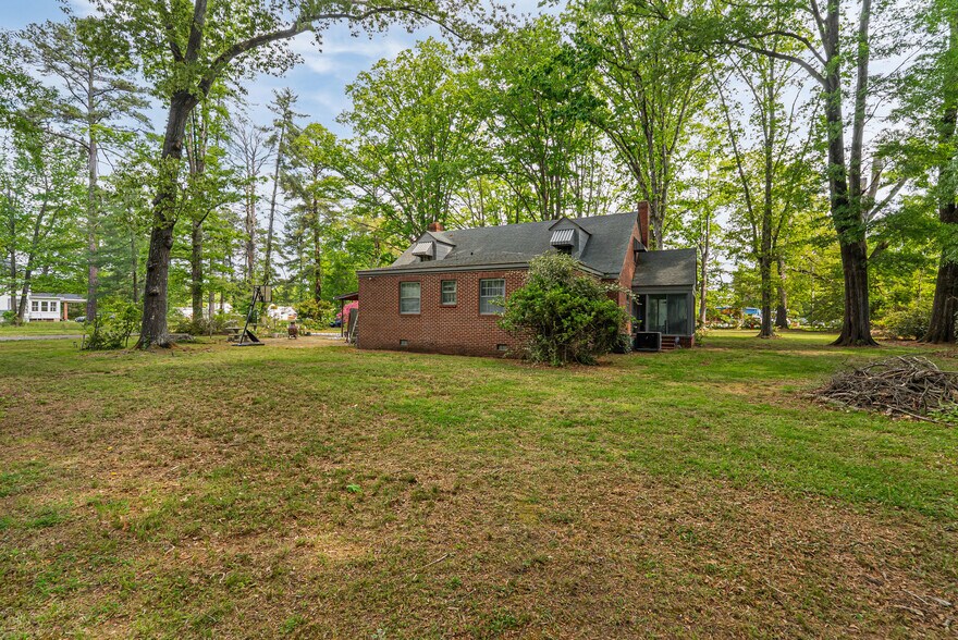 More Photos Of 2870 King William Ave, West Point Flex For Sale