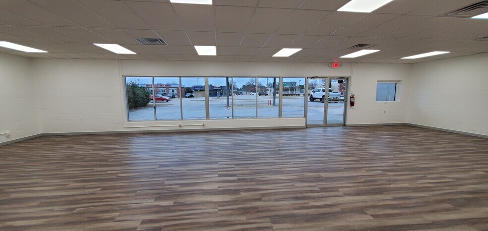 More Photos Of 718 E Main St, Allen Freestanding For Lease