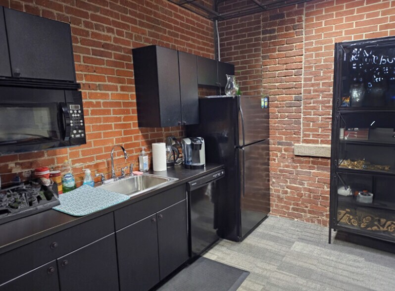 More Photos Of 7 S Laurens St, Greenville Office For Sale