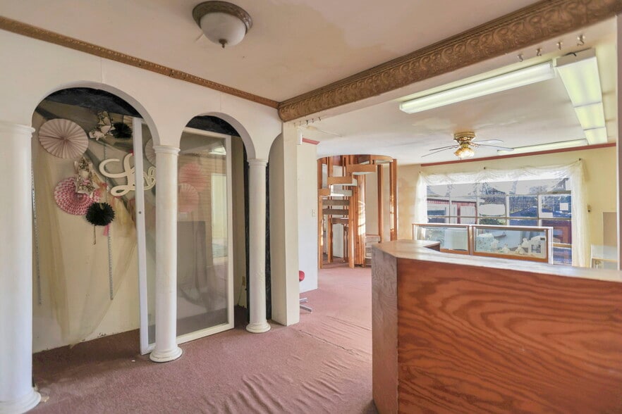 More Photos Of 3900 Noe Bixby Rd, Columbus Storefront Retail Residential For Sale