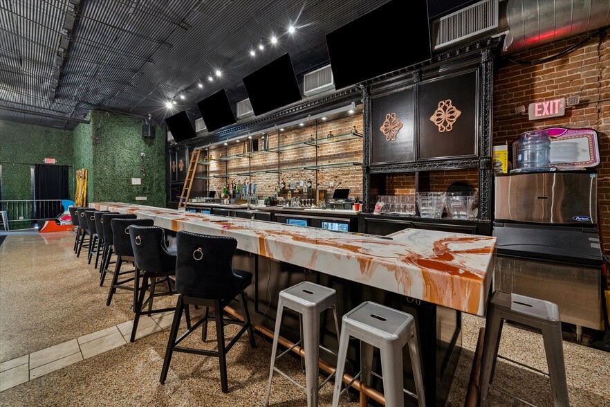 More Photos Of 110 Main St, Houston General Retail For Lease