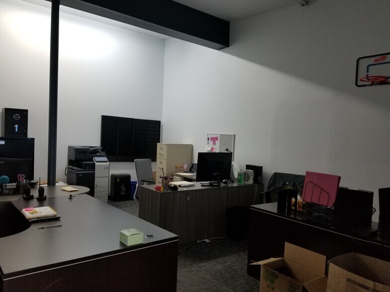 More Photos Of 4616 SE 82nd Ave, Portland Auto Dealership For Lease