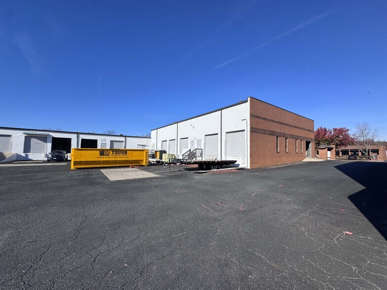 More Photos Of 1809 Associates Ln, Charlotte Light Distribution For Lease