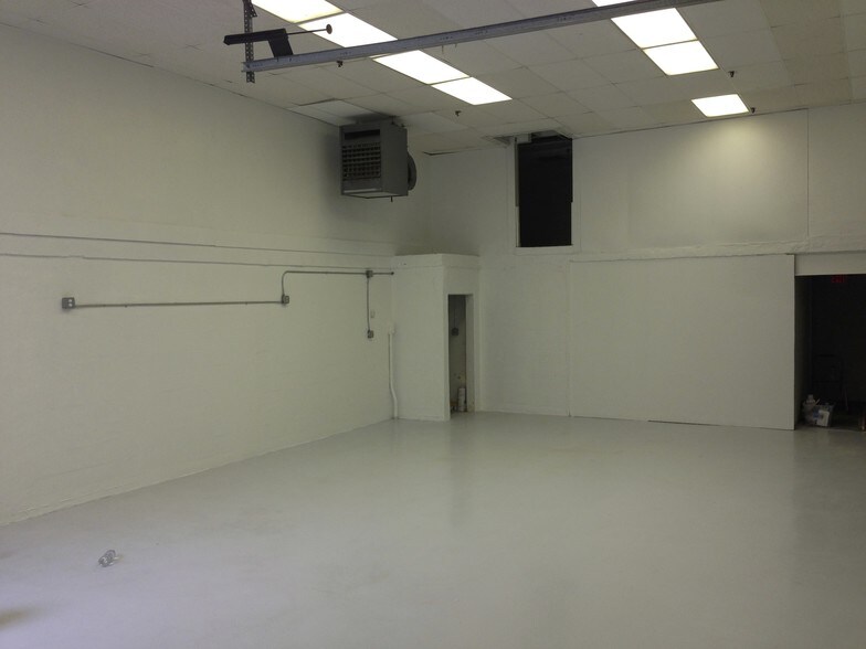 More Photos Of 2929-2933 Vauxhall Rd, Vauxhall Storefront For Lease