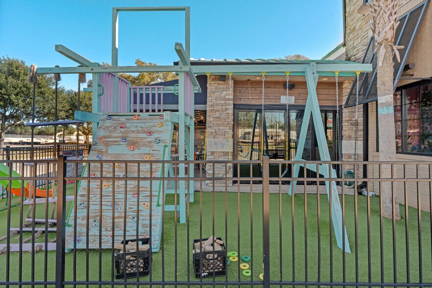 More Photos Of 1025 Industrial Dr, Crestview General Retail For Sale