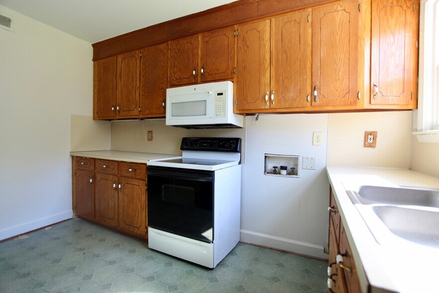 More Photos Of 5304 Eaton Cir, Charlotte Multifamily For Sale